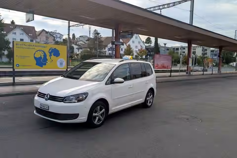 Weisser VW Touran von AKON TAXI in Wetzikon